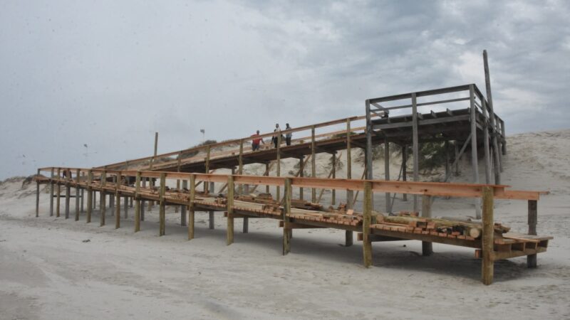 REFORMA DA PASSARELA DE ACESSO À PRAIA ESTÁ NA RETA FINAL EM IMBÉ