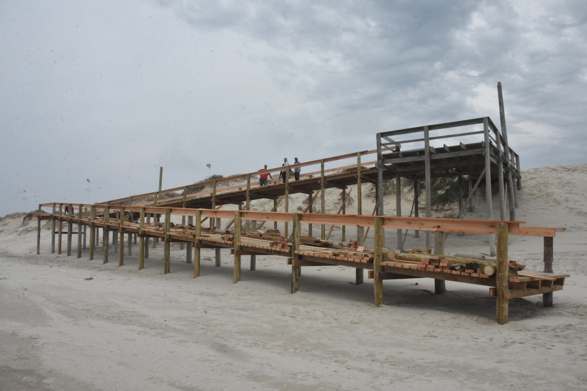 REFORMA DA PASSARELA DE ACESSO À PRAIA ESTÁ NA RETA FINAL EM IMBÉ