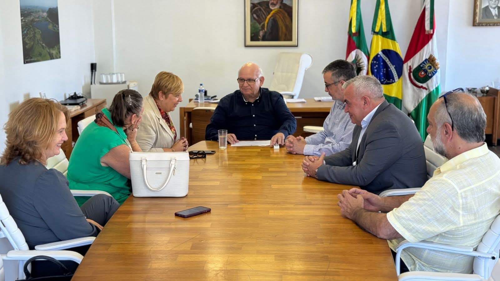 PREFEITO DE OSÓRIO SE REÚNE COM REPRESENTANTES DO ESTADO PARA TRATAR SOBRE A POSSÍVEL IMPLANTAÇÃO DO SETOR DE ONCOLOGIA NO HOSPITAL E QUESTÕES DA SAÚDE NO MUNICÍPIO