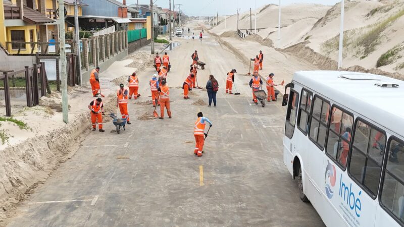 PREFEITURA DE IMBÉ REALIZA AÇÃO DE LIMPEZA DE VIAS DE IMBÉ