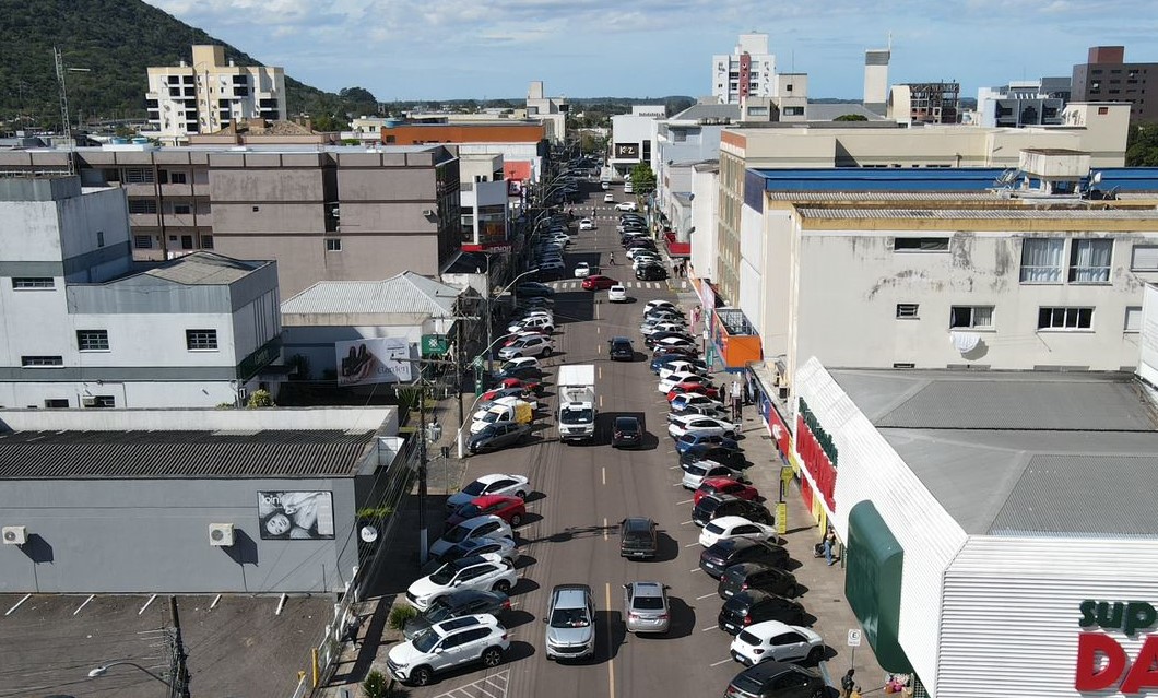 Prefeitura de Osório inicia a pintura de meios-fios para a retomada do estacionamento rotativo com redução de vagas e tarifa menor