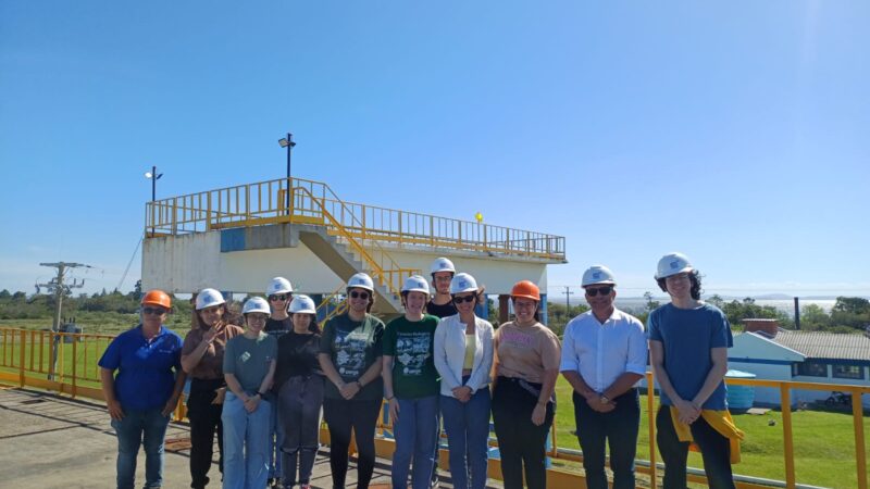 Estudantes de Gestão Ambiental Costeira da Uergs acompanham tratamentos de água e esgoto feitos pela Corsan em Osório