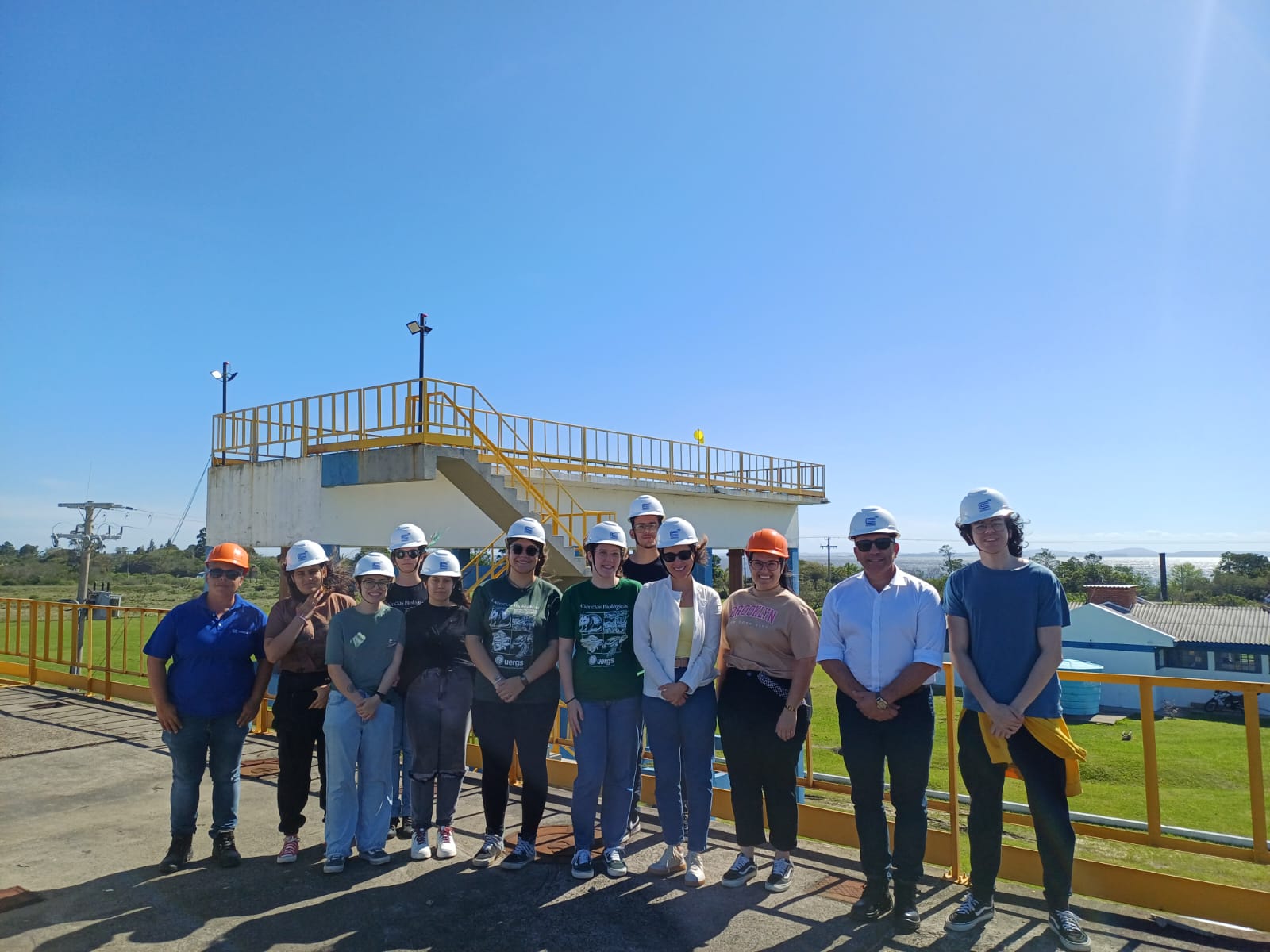 Estudantes de Gestão Ambiental Costeira da Uergs acompanham tratamentos de água e esgoto feitos pela Corsan em Osório