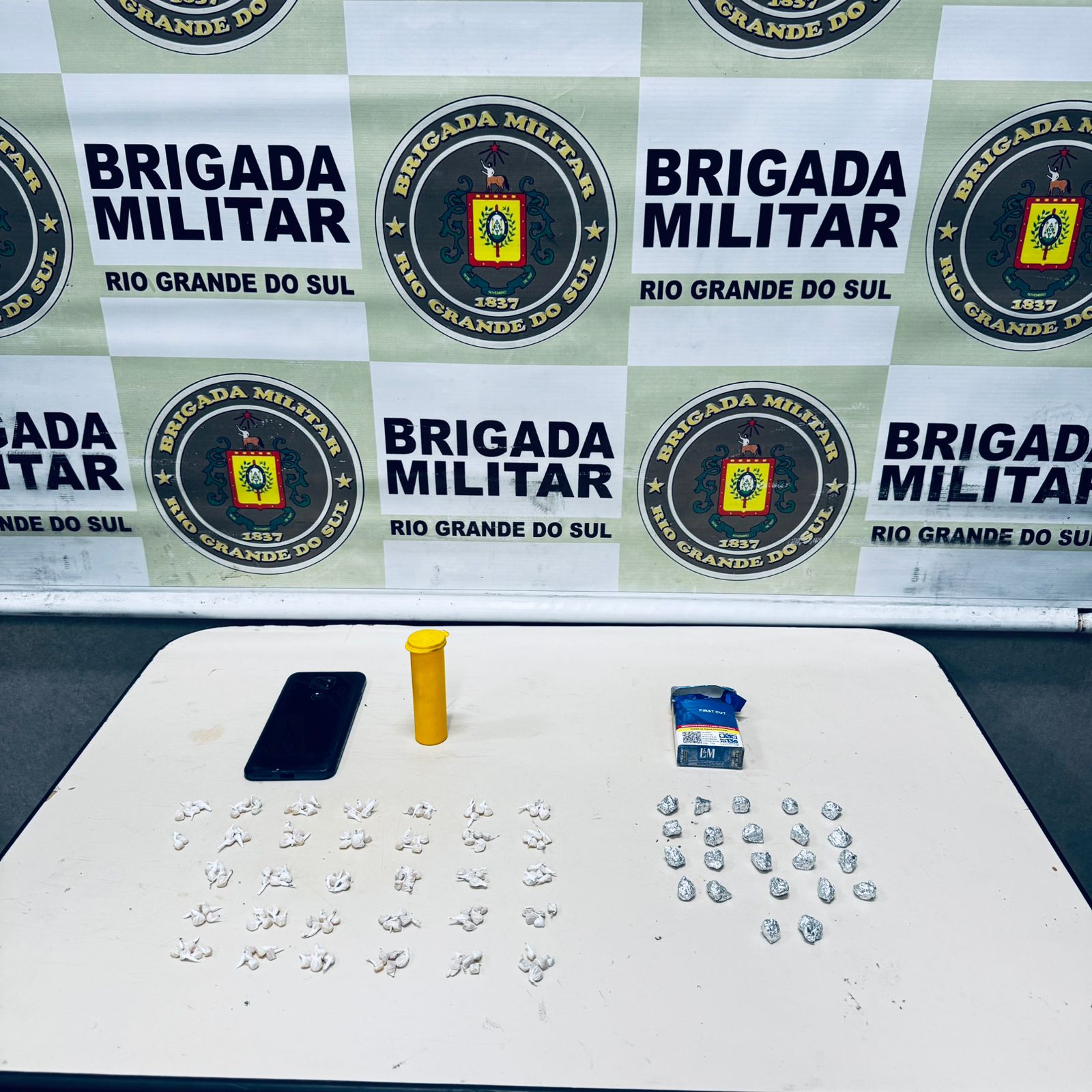 BM prende homem e apreende menor por tráfico de drogas em Xangri-Lá