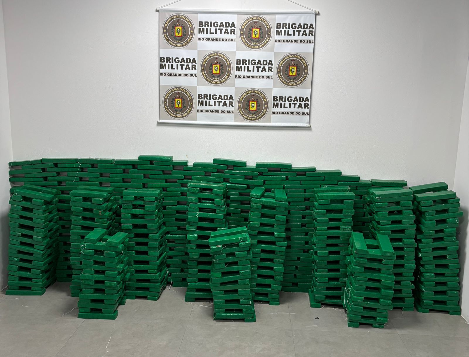 BM intercepta carregamento com mais de meia tonelada de maconha em Santo Antônio da Patrulha