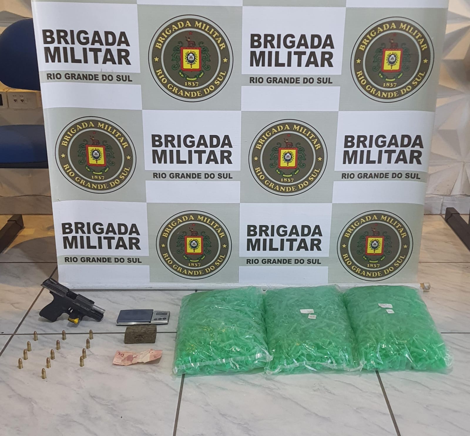 BM apreende arma e drogas em Capão da Canoa