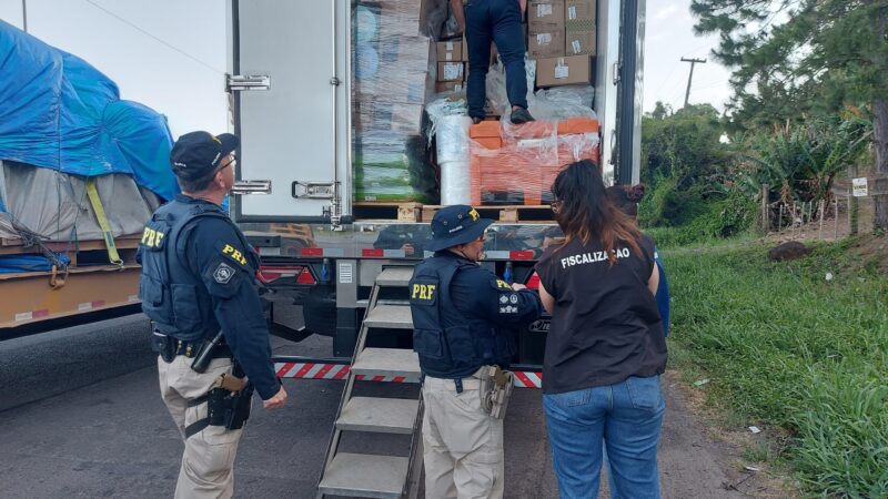 PRF flagra carreta transportando produtos perigosos com alimentos na BR-101 em Osório
