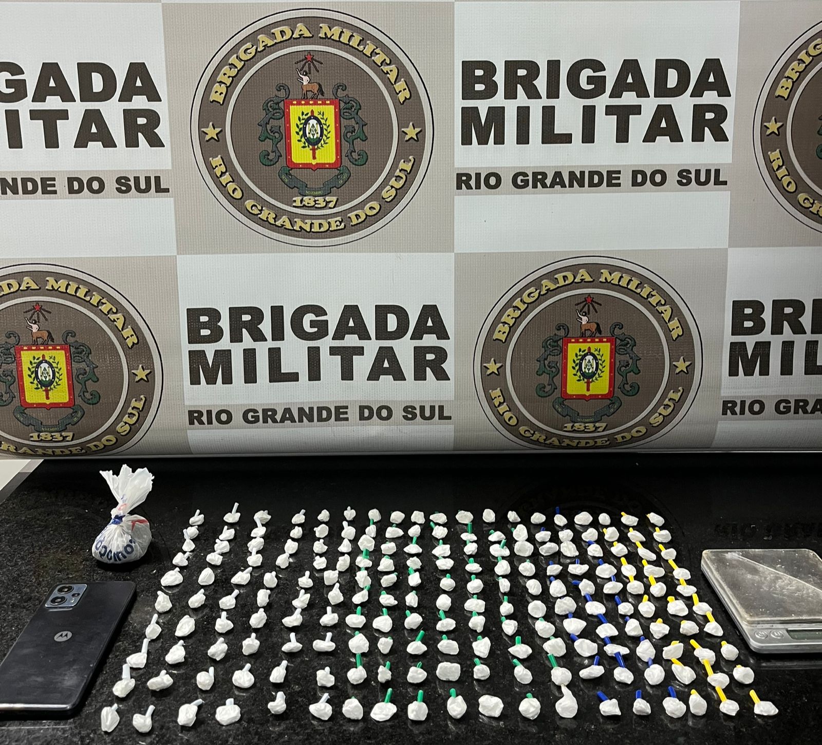 BM prende dupla com quase 200 porções de drogas em Imbé