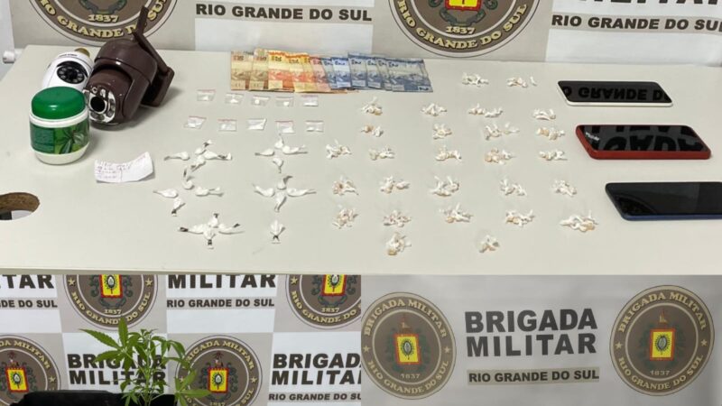 Brigada Militar realiza prisões por tráfico de drogas em Caraá e Cidreira