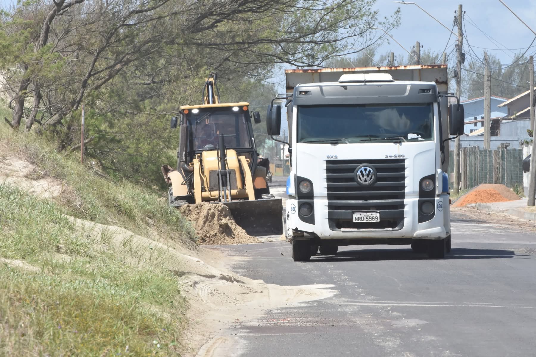 SUBPREFEITURA DE SANTA TEREZINHA LIMPA TRECHOS DA BEIRA-MAR DO BALNEÁRIO IMARA