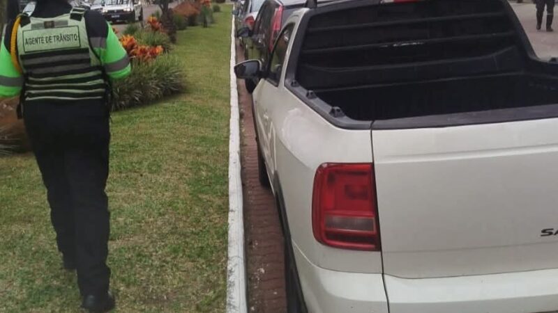 Prefeitura de Torres alerta: estacionamento nos canteiros gera multa e remoção do veículo
