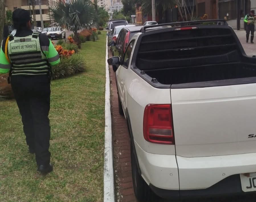 Prefeitura de Torres alerta: estacionamento nos canteiros gera multa e remoção do veículo