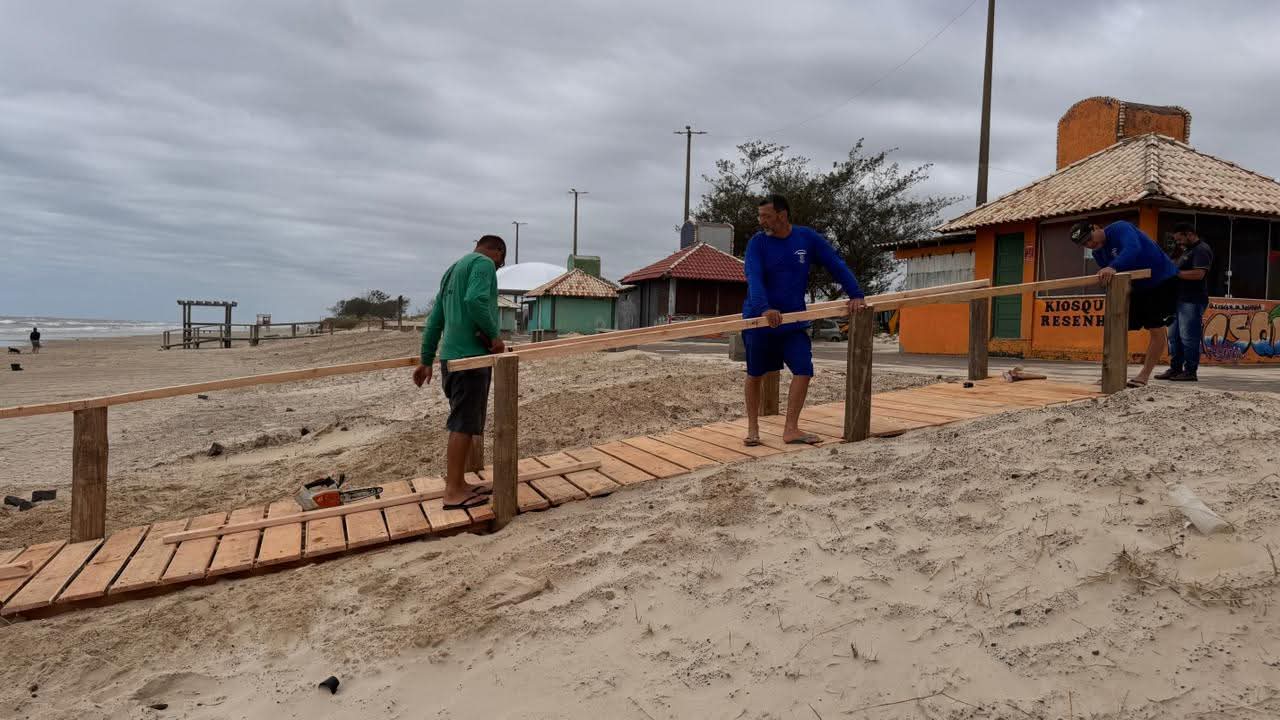 PASSARELAS DE ACESSO À PRAIA SÃO REFORMADAS EM ATLÂNTIDA SUL E MARIÁPOLIS