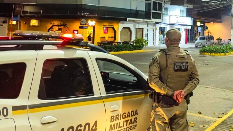 Brigada Militar prende foragido em Torres e dois homens por tráfico de drogas em Tramandaí