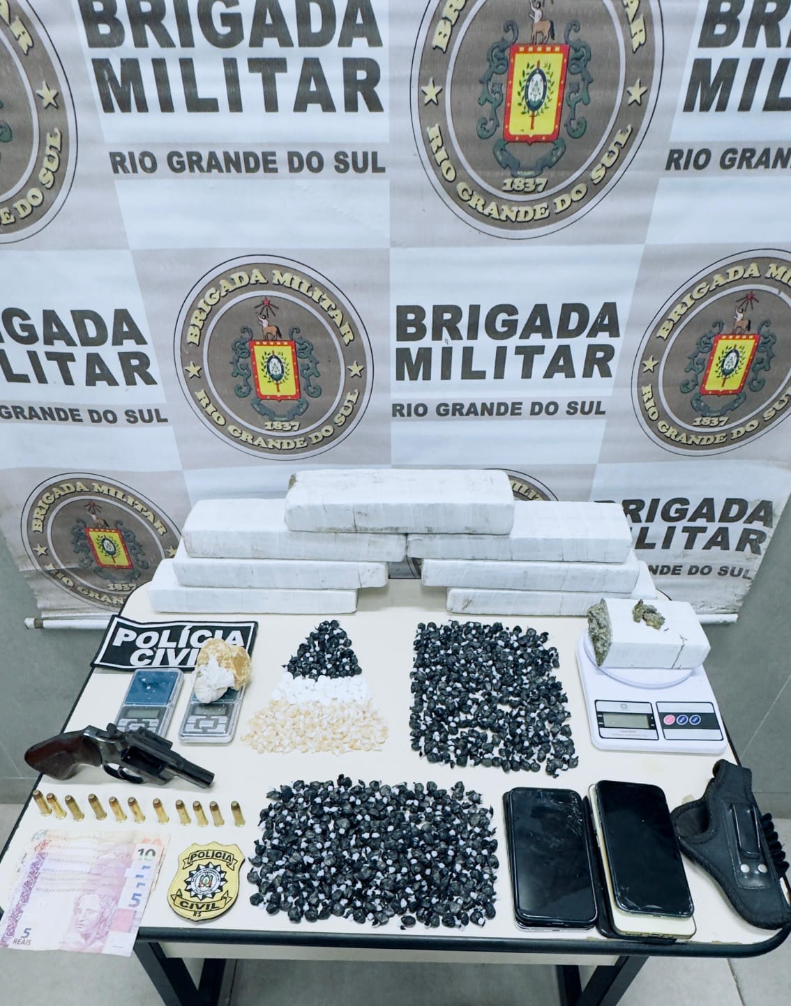 BM prende três pessoas e apreende arma e drogas em Capão da Canoa
