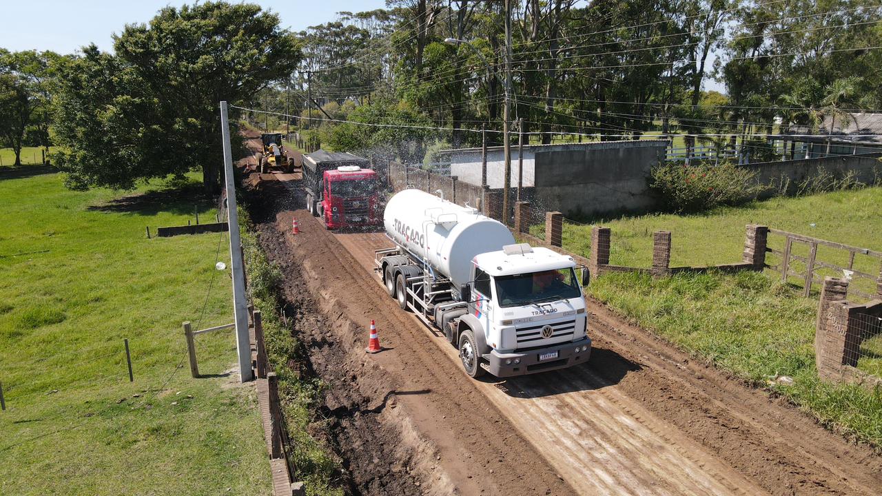 Inicia a terraplenagem para o asfaltamento do trecho final da Estrada do Palmital em Osório