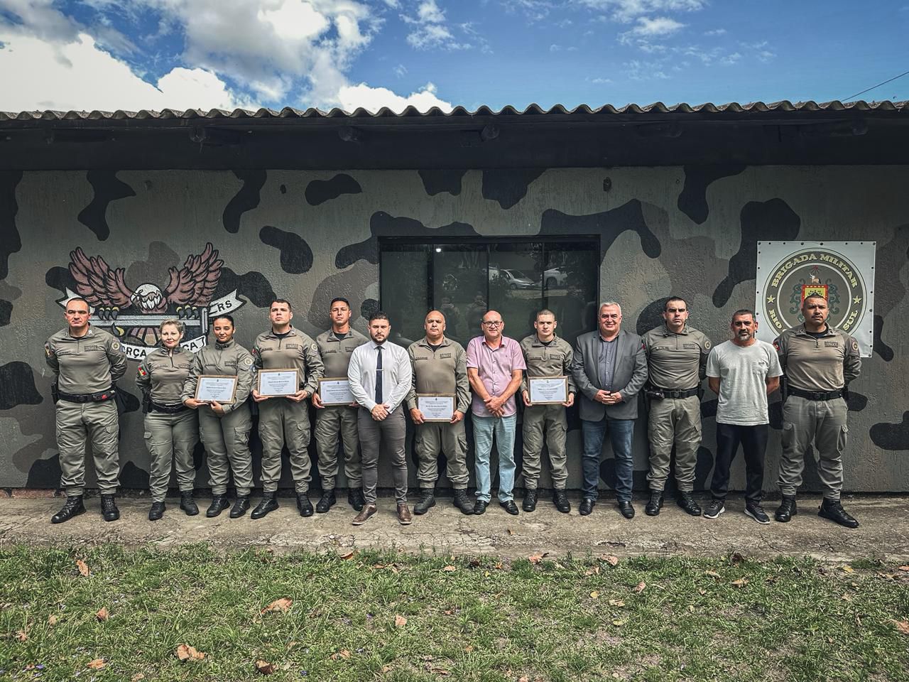 Vereador de Osório homenageia policiais da Força Tática e Inteligência do 8º BPM por ação que resultou na apreensão de 78 quilos de maconha