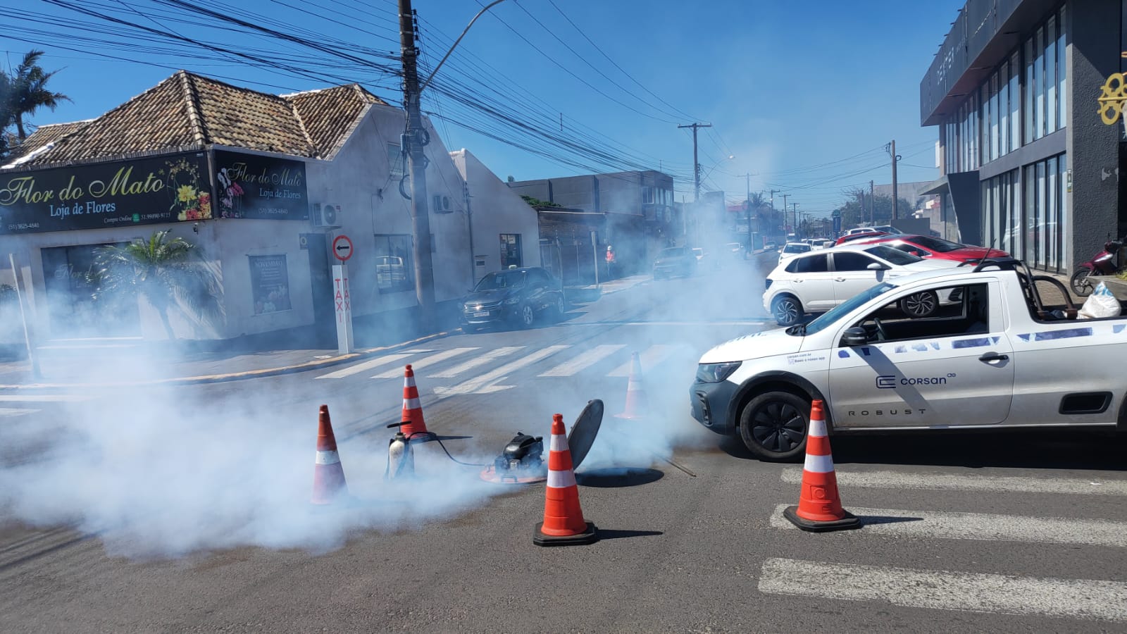 Corsan fiscaliza ligações de drenagem de água das chuvas à rede de esgoto doméstico nos bairros Centro, Santa Luzia e Santo Antônio, em Capão da Canoa