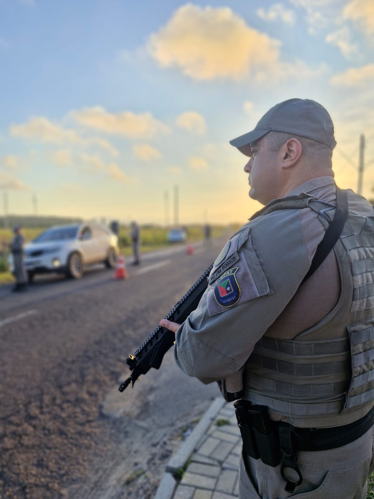 BM prende mulher por tráfico de drogas e foragido em Capão da Canoa