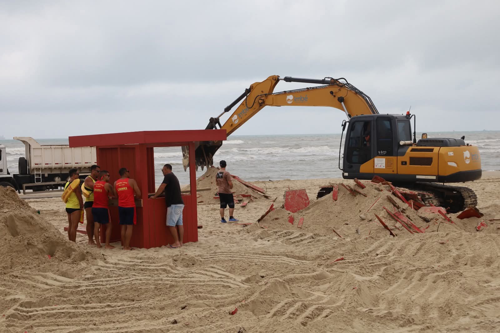 PREFEITURA DE IMBÉ INICIA MANUTENÇÃO E SUBSTITUIÇÃO DE GUARITAS DANIFICADAS