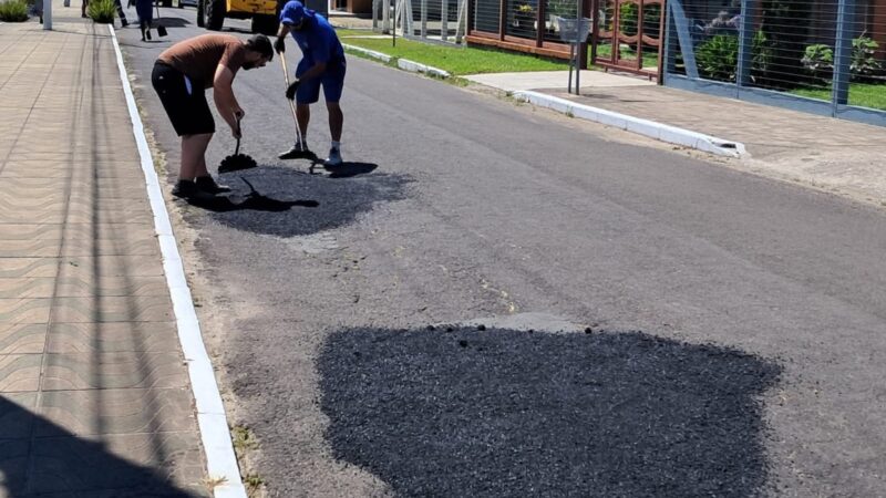 OPERAÇÃO TAPA-BURACOS E PINTURA DOS QUIOSQUES SÃO REALIZADAS EM ATLÂNTIDA SUL