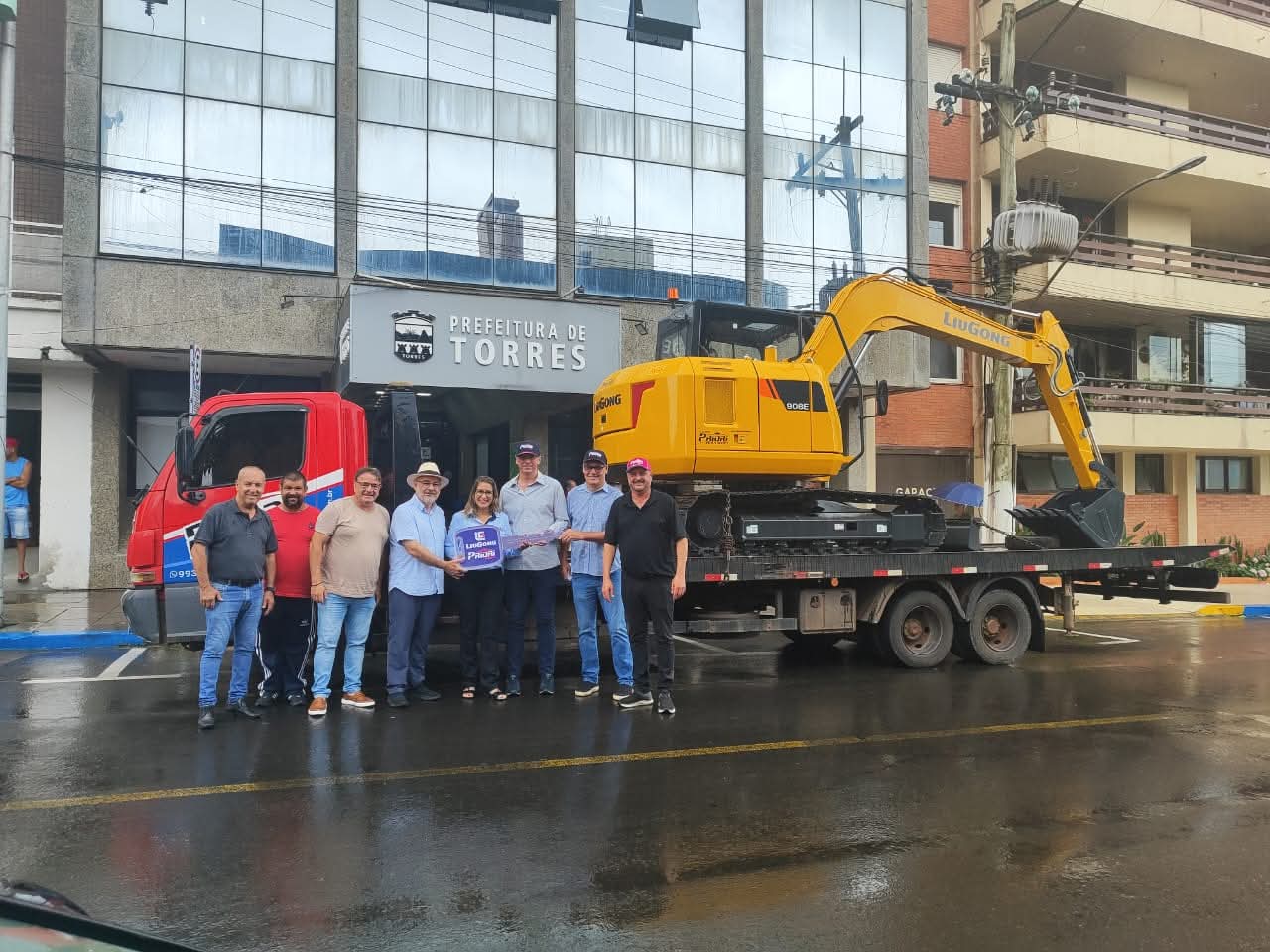 Prefeitura de Torres recebe mini escavadeira hidráulica para reforçar serviços urbanos