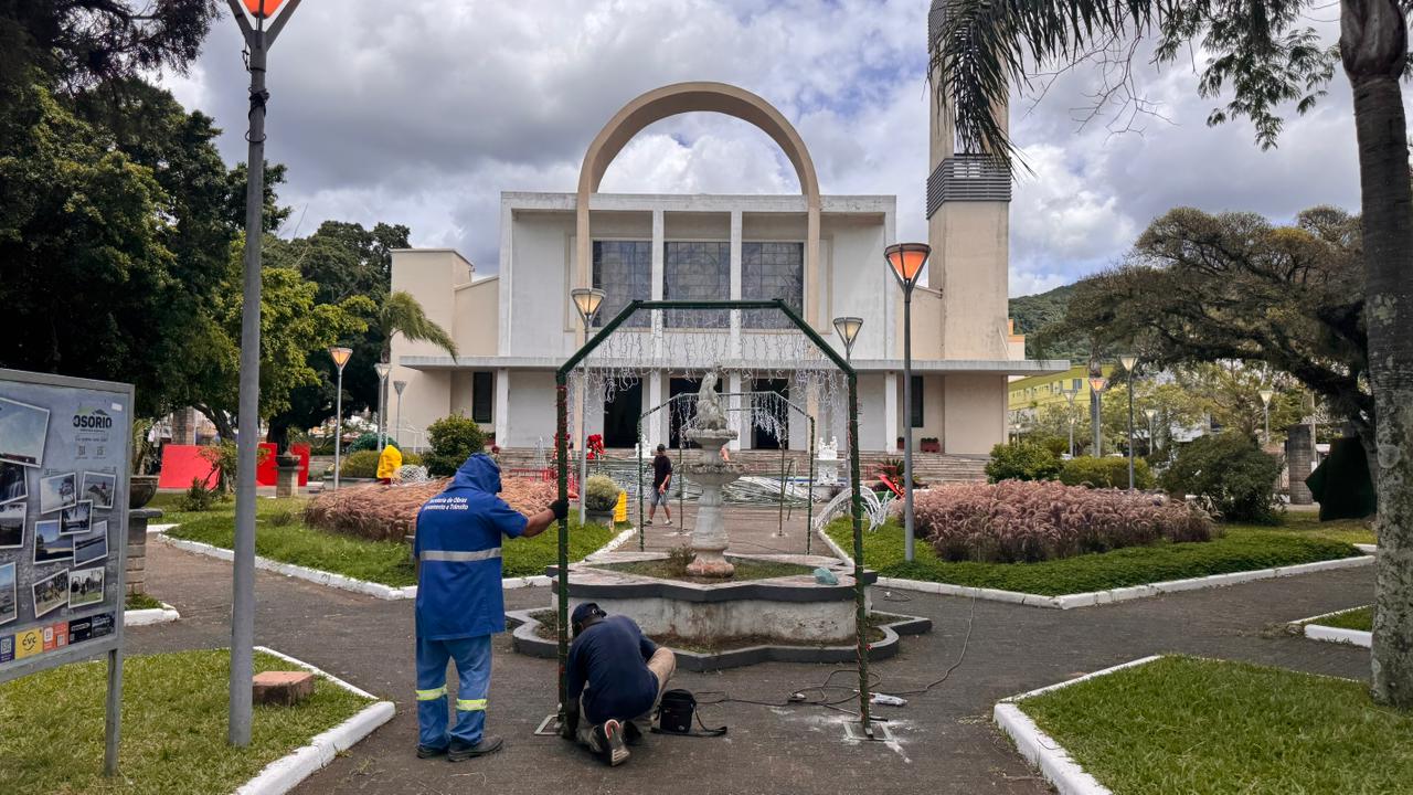 Administração Municipal de Osório inicia a colocação da decoração de Natal