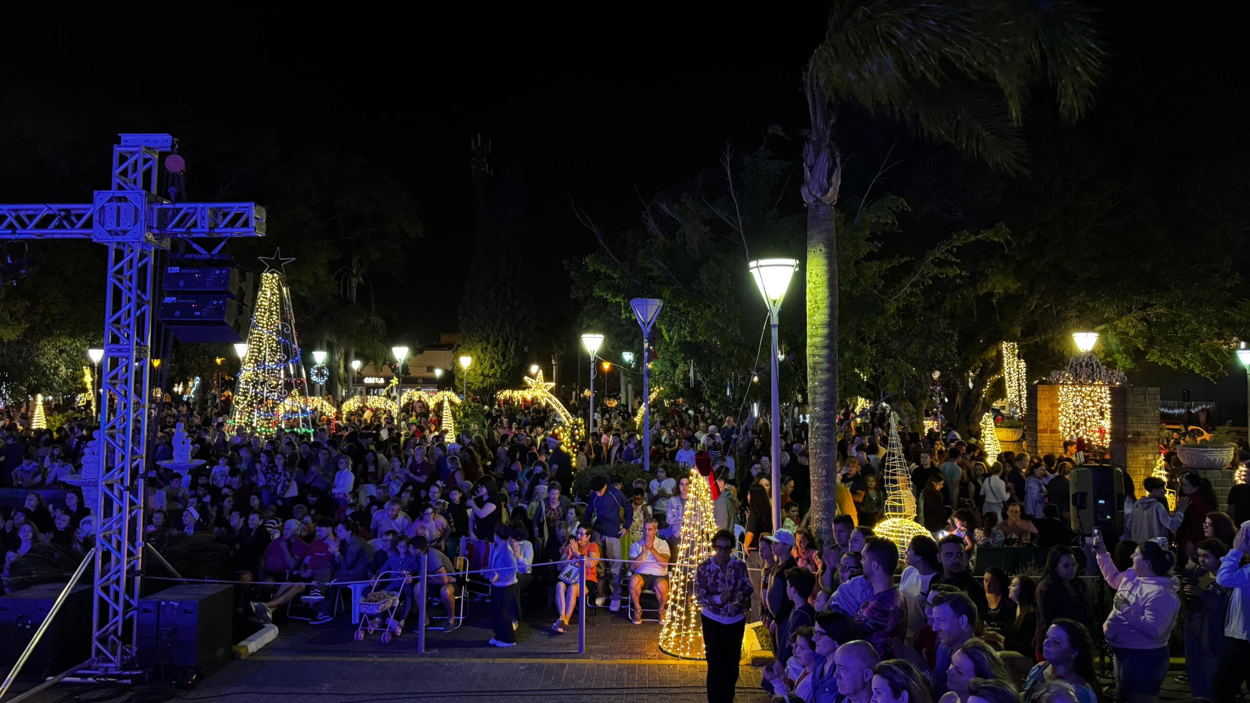 O GRANDE NATAL RESGATA A ALEGRIA DE FESTEJAR O NATAL DOS BONS VENTOS NA PRAÇA DA CATEDRAL EM OSÓRIO