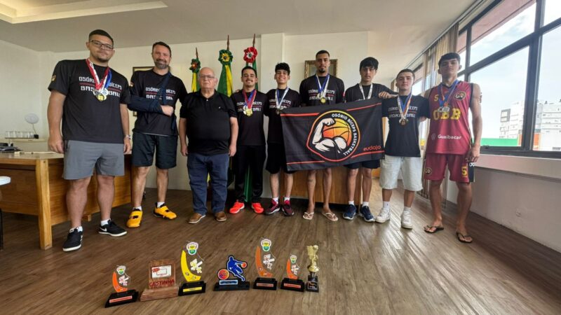 Prefeito de Osório recebe atletas premiados do time de basquetebol OBB