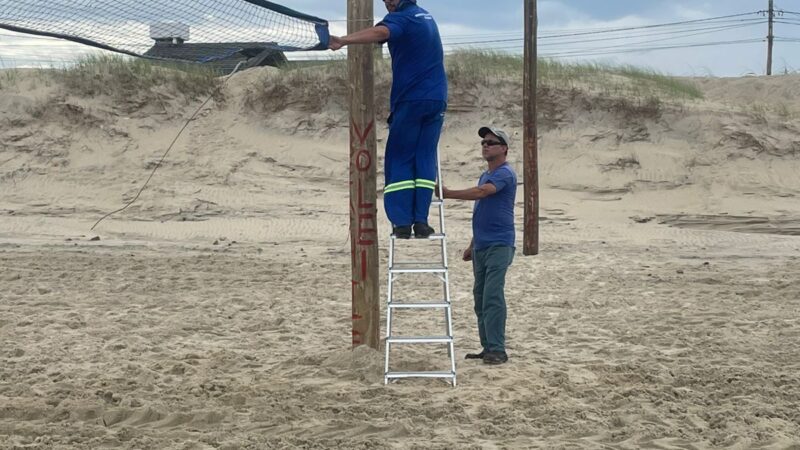 Prefeitura de Osório instala estruturas para quadras esportivas na beira da praia em Atlântida Sul