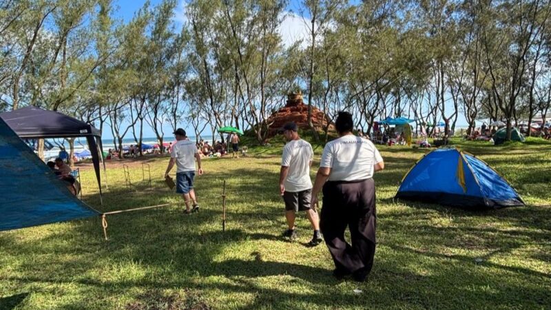 Fiscalização orienta visitantes sobre proibição de barracas e churrasqueiras em espaços públicos em Torres