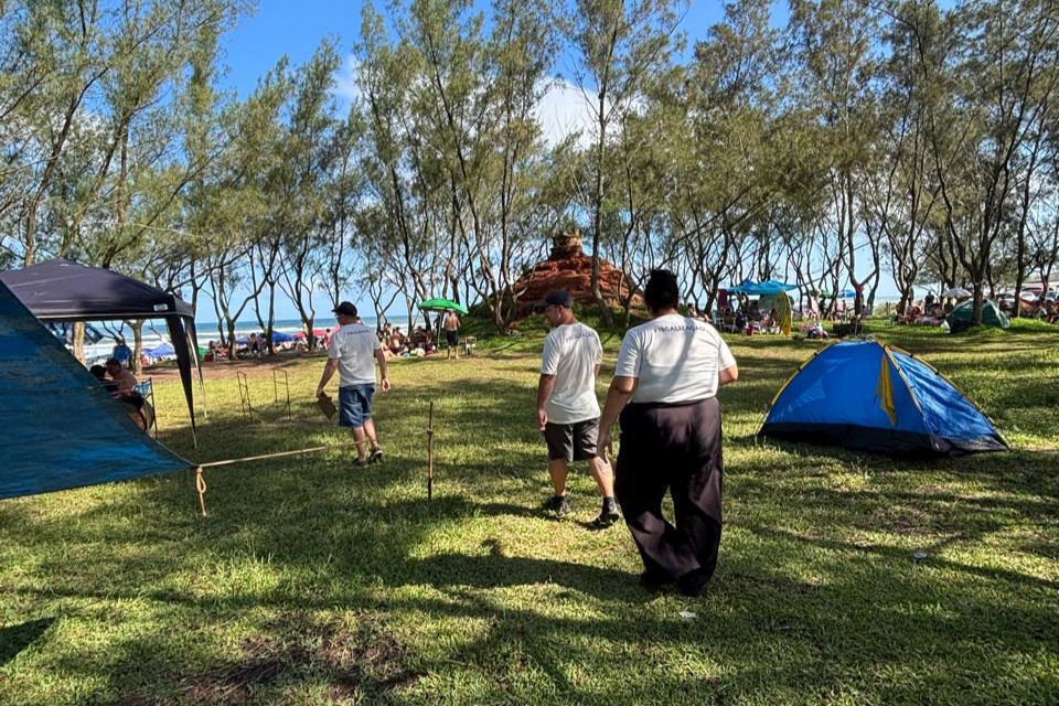 Fiscalização orienta visitantes sobre proibição de barracas e churrasqueiras em espaços públicos em Torres