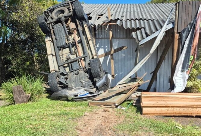 Acidente na ERS-389: veículo ultrapassa rótula e invade estabelecimento comercial em Arroio do Sal