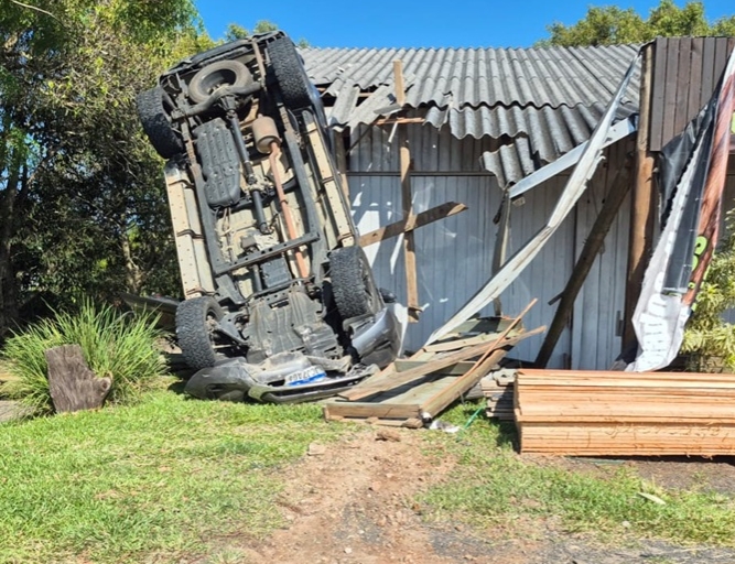 Acidente na ERS-389: veículo ultrapassa rótula e invade estabelecimento comercial em Arroio do Sal