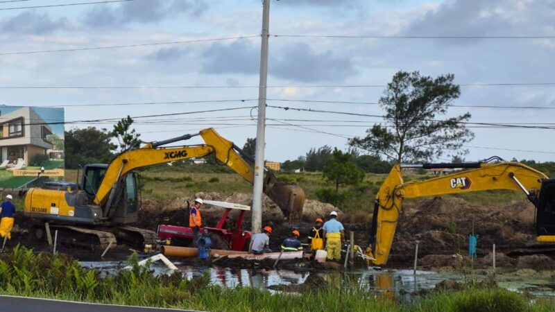 Corsan repara tubulação rompida por terceiros em rede de esgoto na Estrada do Mar