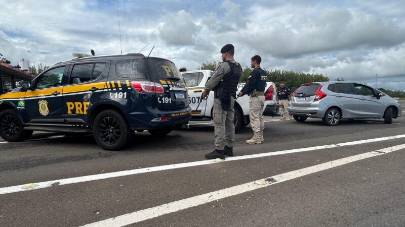 PRF prende dois homens e recupera em Gravataí carro roubado na Capital