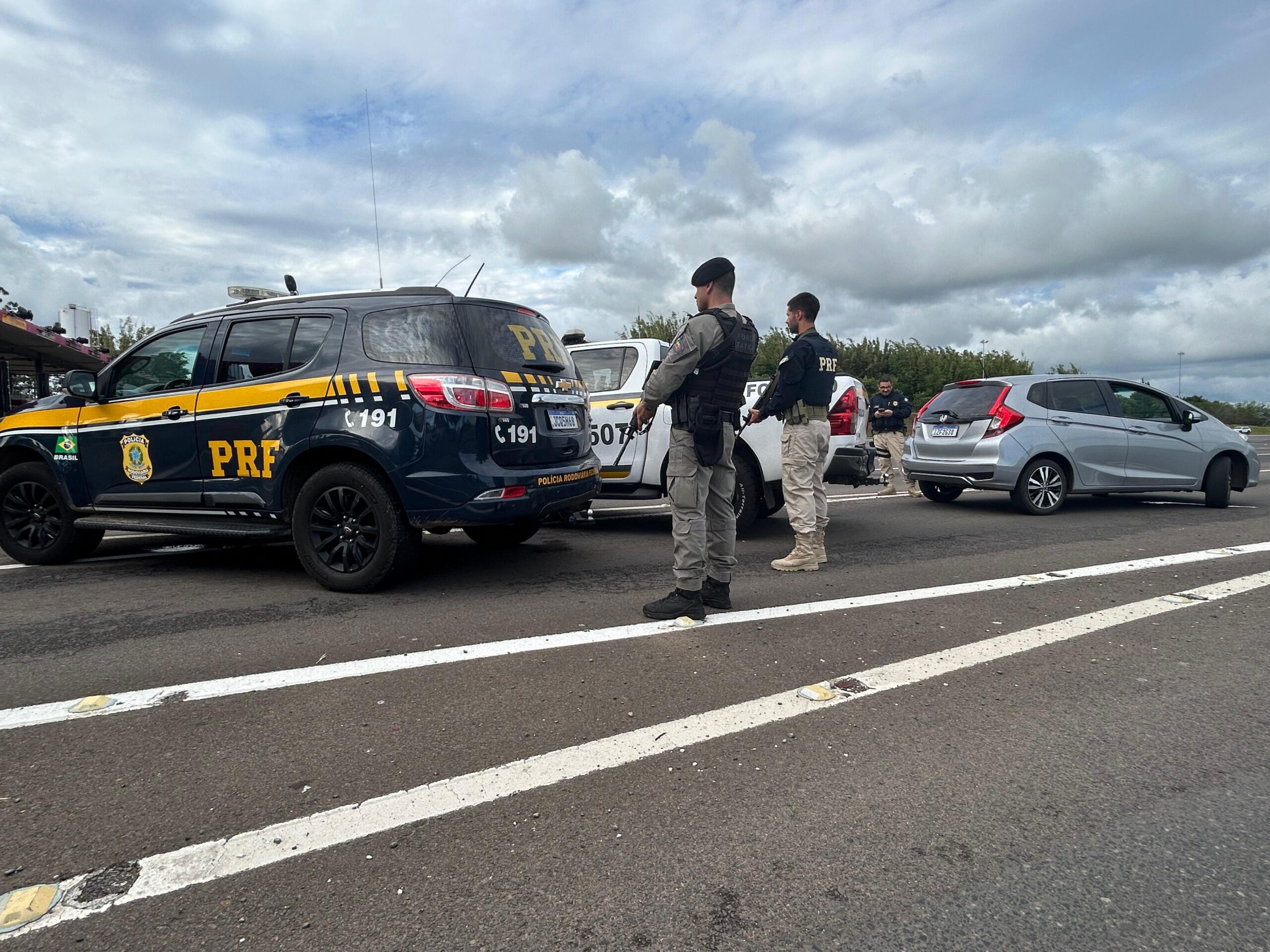 PRF prende dois homens e recupera em Gravataí carro roubado na Capital