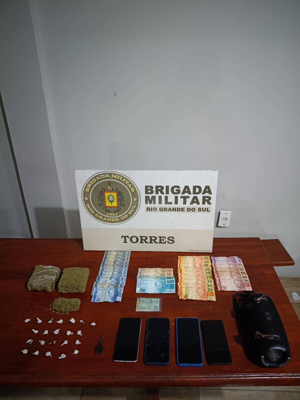 Três homens são presos por tráfico de drogas e furto de veículo em Torres e Tramandaí