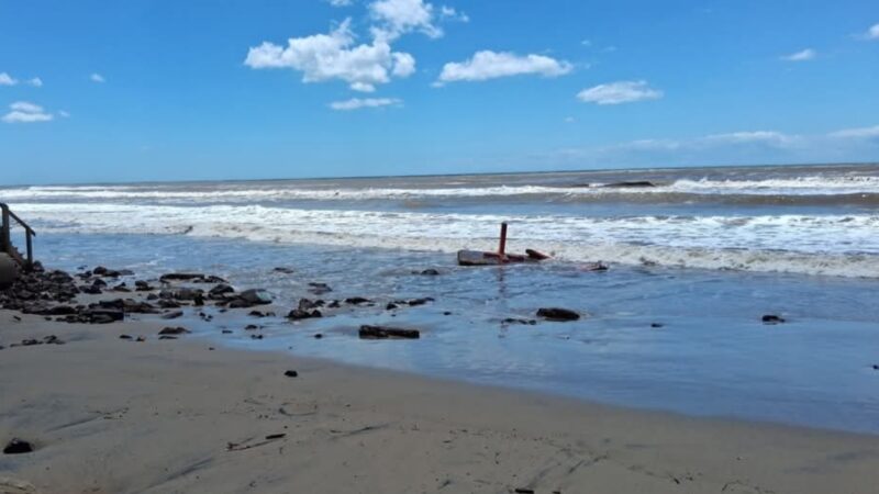 FORTE RESSACA DO MAR DERRUBA MONUMENTO SÍMBOLO DE ATLÂNTIDA SUL