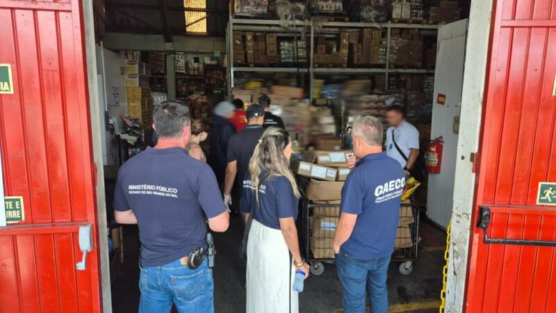 Força-Tarefa do Programa Segurança dos Alimentos interdita depósito de restaurante e apreende 700 quilos de produtos impróprios em Tramandaí