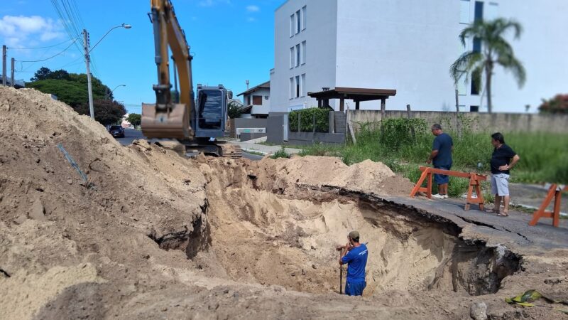 SECRETARIA MUNICIPAL DE OBRAS REALIZA O CONSERTO DE TUBULAÇÕES PARA EVITAR ACÚMULO DE ÁGUA DA CHUVA EM OSÓRIO