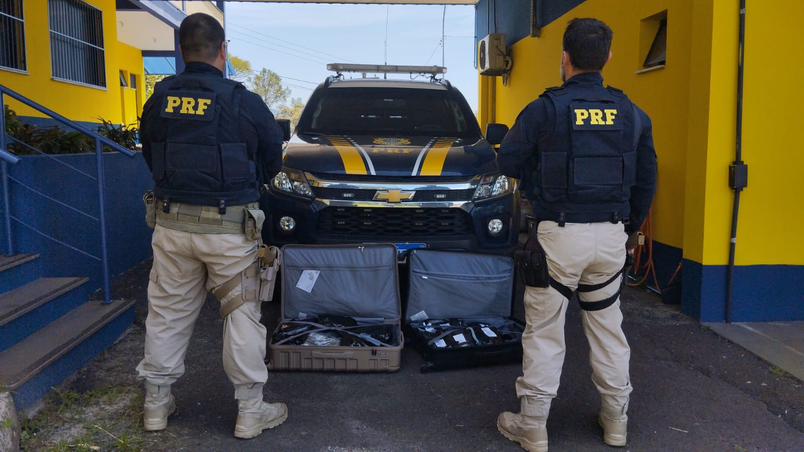 PRF prende dupla de criminosos com 54 quilos de haxixe em Osório