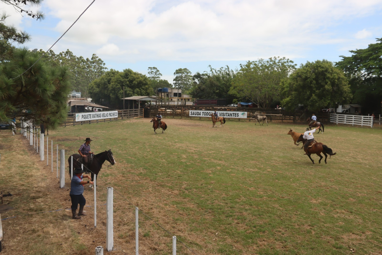 Iniciou o 13º Rodeio Crioulo de Passinhos em Osório