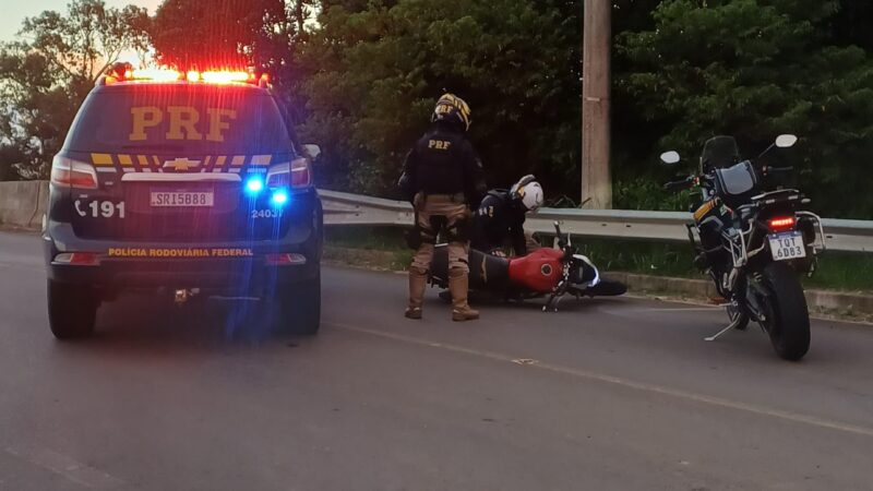 PRF flagra adolescentes fazendo racha com motocicletas na Freeway