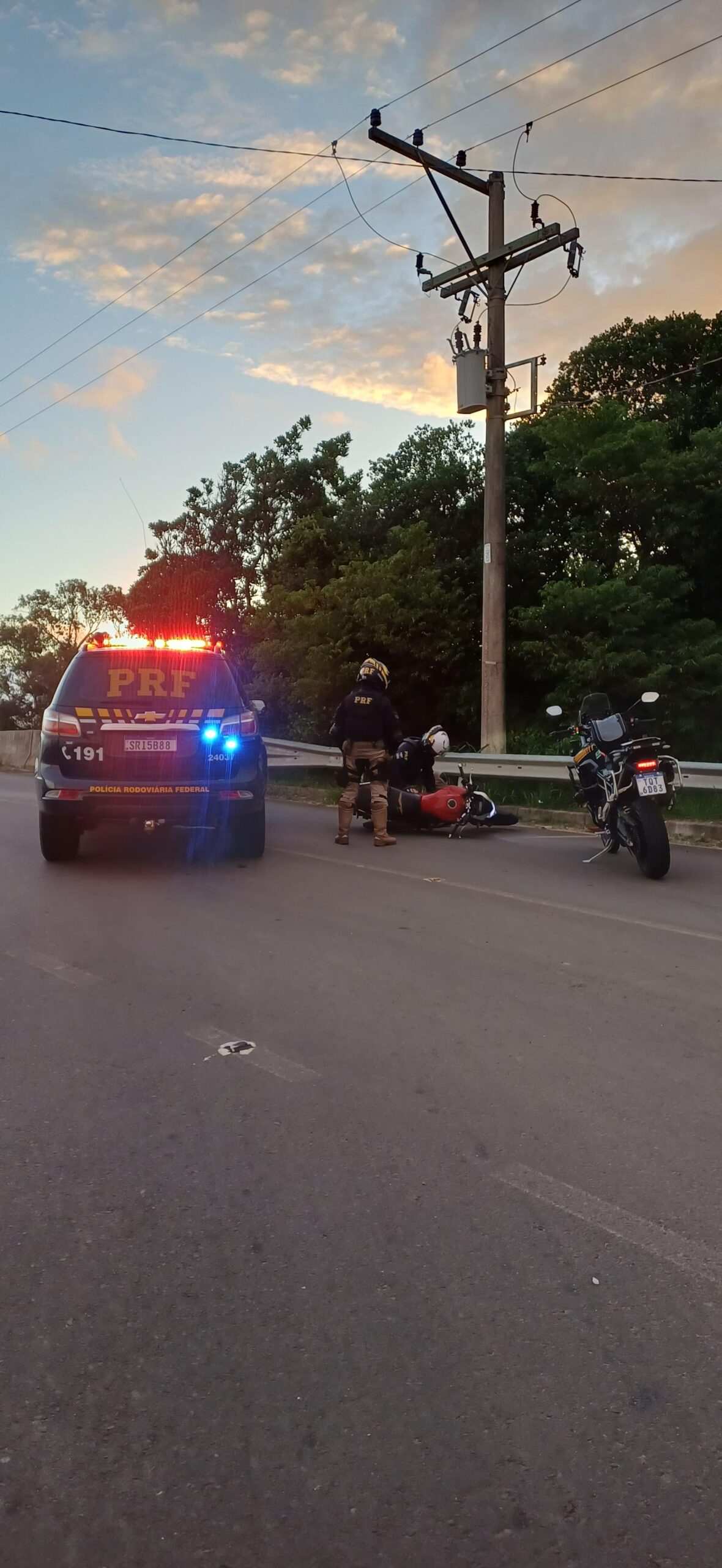 PRF flagra adolescentes fazendo racha com motocicletas na Freeway