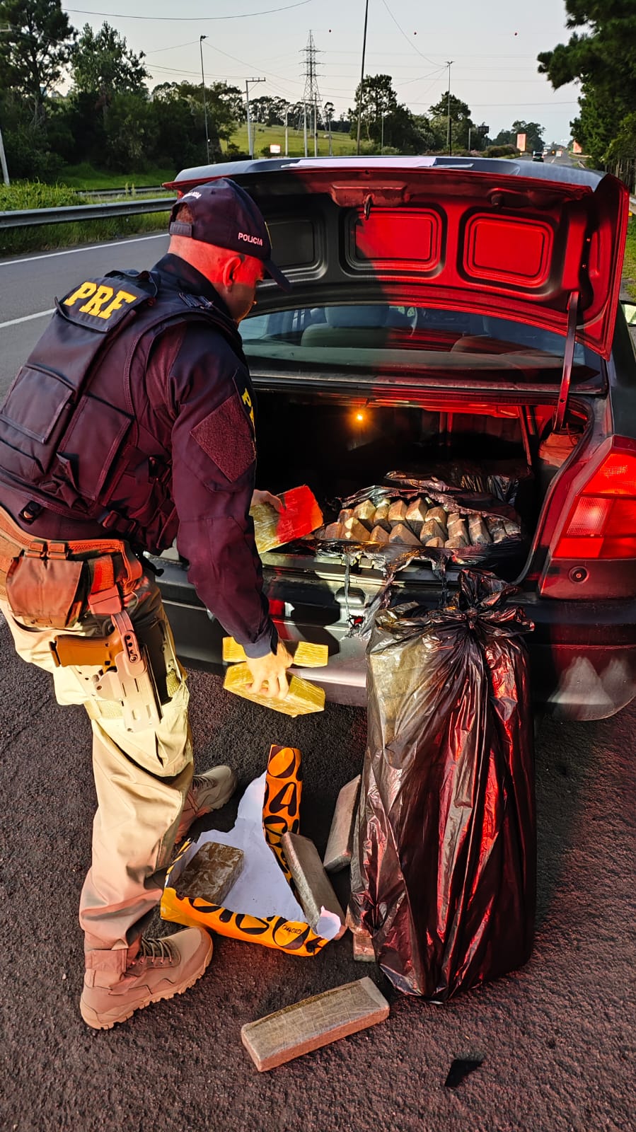 PRF prende mulher com mais de 70 kg de drogas em Torres