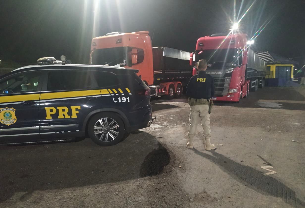 PRF flagra dois caminhões com quase 40 toneladas de excesso de peso em Torres
