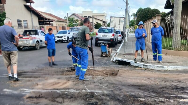 Equipe da Secretaria de Obras e Saneamento realiza o conserto de tubulações de esgoto cloacal e pluvial em Osório