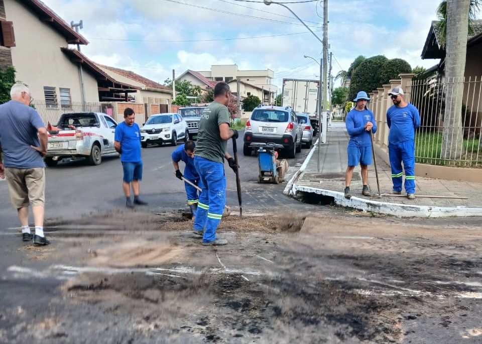 Equipe da Secretaria de Obras e Saneamento realiza o conserto de tubulações de esgoto cloacal e pluvial em Osório