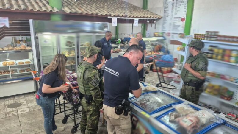Força-Tarefa do Programa Segurança dos Alimentos interdita restaurante e apreende quase duas toneladas de alimentos impróprios em Tramandaí e Imbé